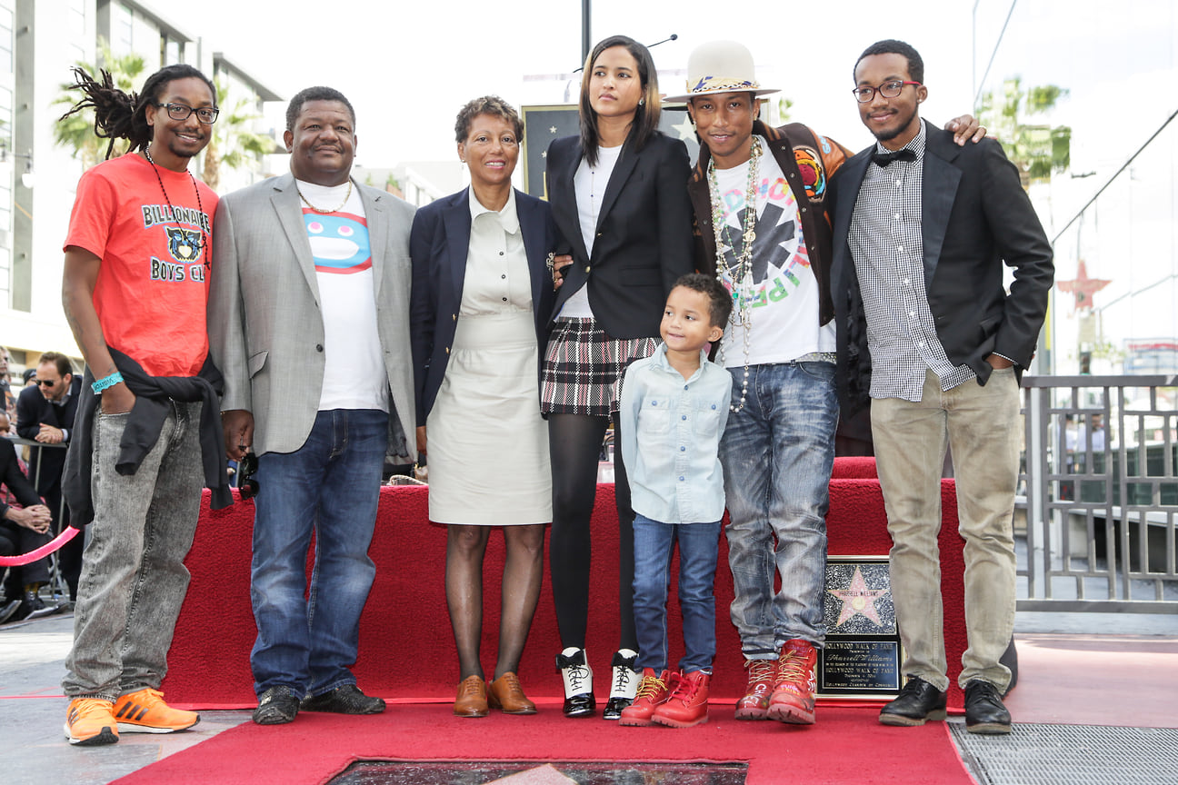 Его полное имя – Фаррелл Лэнсило Уильямс. Он старший из трех детей семьи Уильямсов. На фото: Фаррелл Уильямс (второй справа) и его семья принимают участие в церемонии награждения Фаррелла Уильямса звездой на Голливудской аллее славы, 2014 год.
