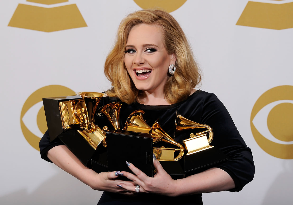 За свою карьеру Адель выиграла 16 премий «Грэмми» (из 25 номинаций), а также премии «Оскар» и «Золотой глобус» за песню «Skyfall»