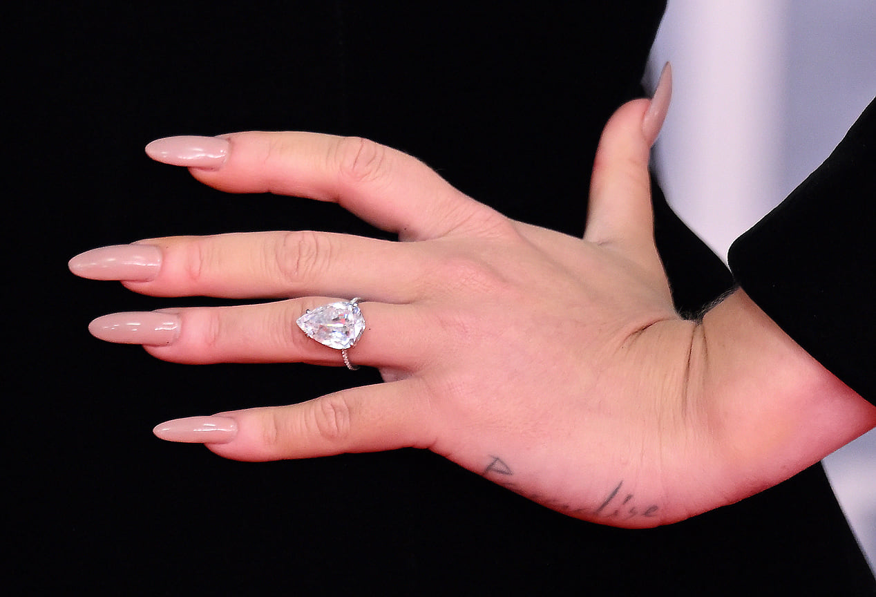 На церемонии BRIT Awards в 2022 году Адель появилась на ковровой дорожке с бриллиантовым кольцом на безымянном пальце, что спровоцировало слухи о ее предстоящей помолвке