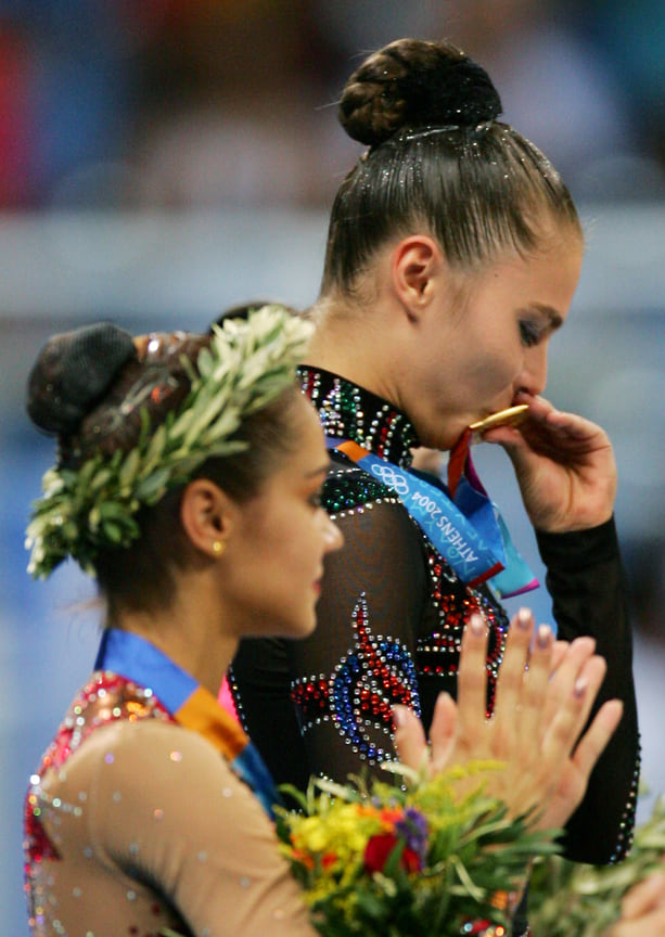 После неудачи на сиднейской Олимпиаде Алина Кабаева все же получила золотую медаль — на Олимпиаде в Афинах в 2004 году