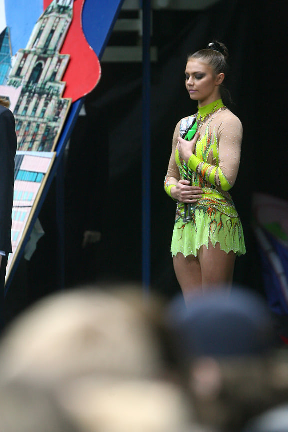 Алина Кабаева во время выступления на соревнованиях «Гран-при Москва — 2006» в Универсальном спортивном зале «Дружба». Вслед за победой в многоборье, Алина Кабаева выиграла упражнения со скакалкой и лентой