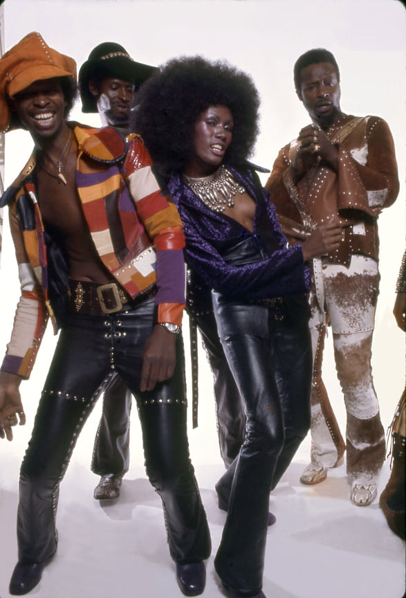 Грейс Джонс (в центре) и участники американской фанк-, R&amp;B- и рок-группы the Chambers, 1972 год