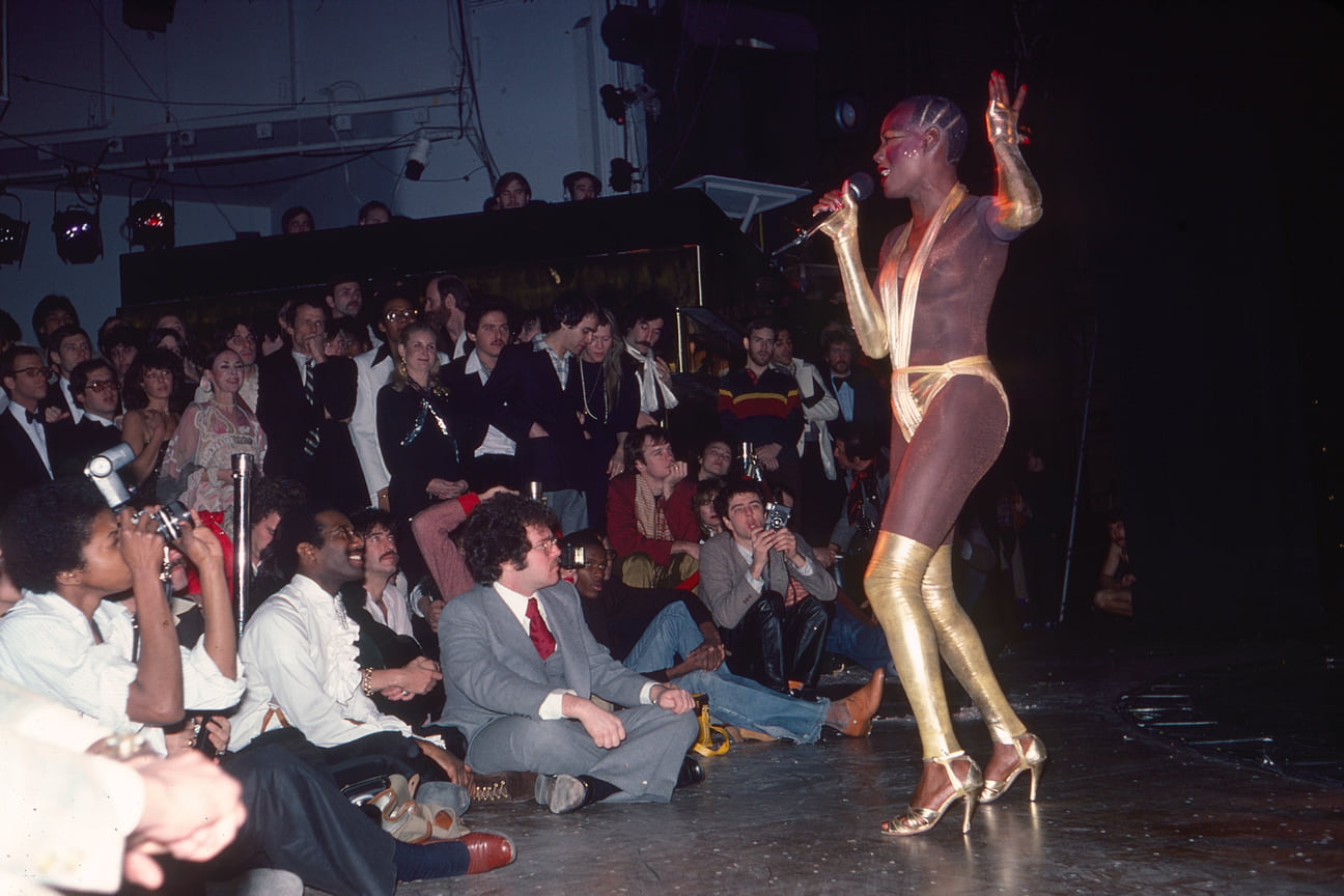 В середине 1970-х Джонс вернулась в Нью-Йорк и стала завсегдатаем самого известного клуба своего времени – Studio 54, в котором проводила вечера творческая тусовка того времени.
