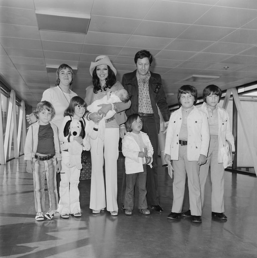 У Джоан Коллинз трое детей: Тара Кайнара Ньюли (1963), Александр Энтони Ньюли (1965) и Катяна Кеннеди Касс (1972). На фото: Джоан  и ее муж, бизнесмен Рон Касс с детьми в аэропорту Лондона, 1972 год
