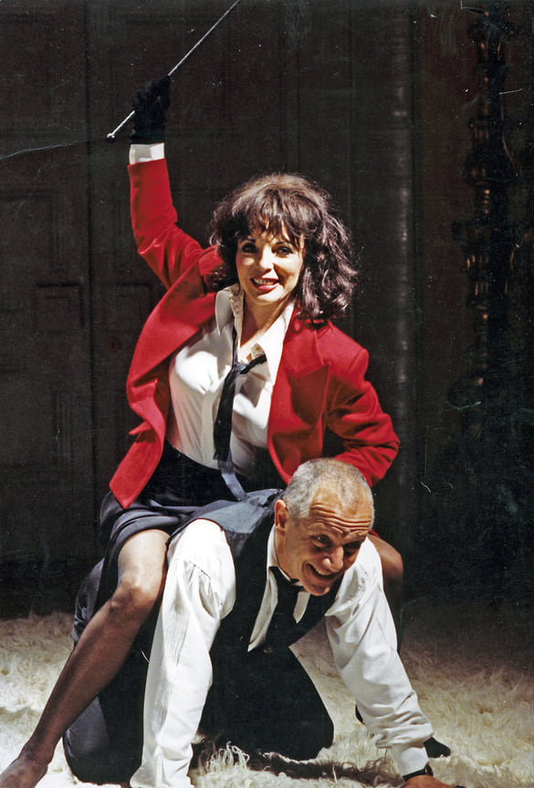 Джоан Коллинз и Стивен Беркофф во время съемок фильма «Декаданс», 1994 год