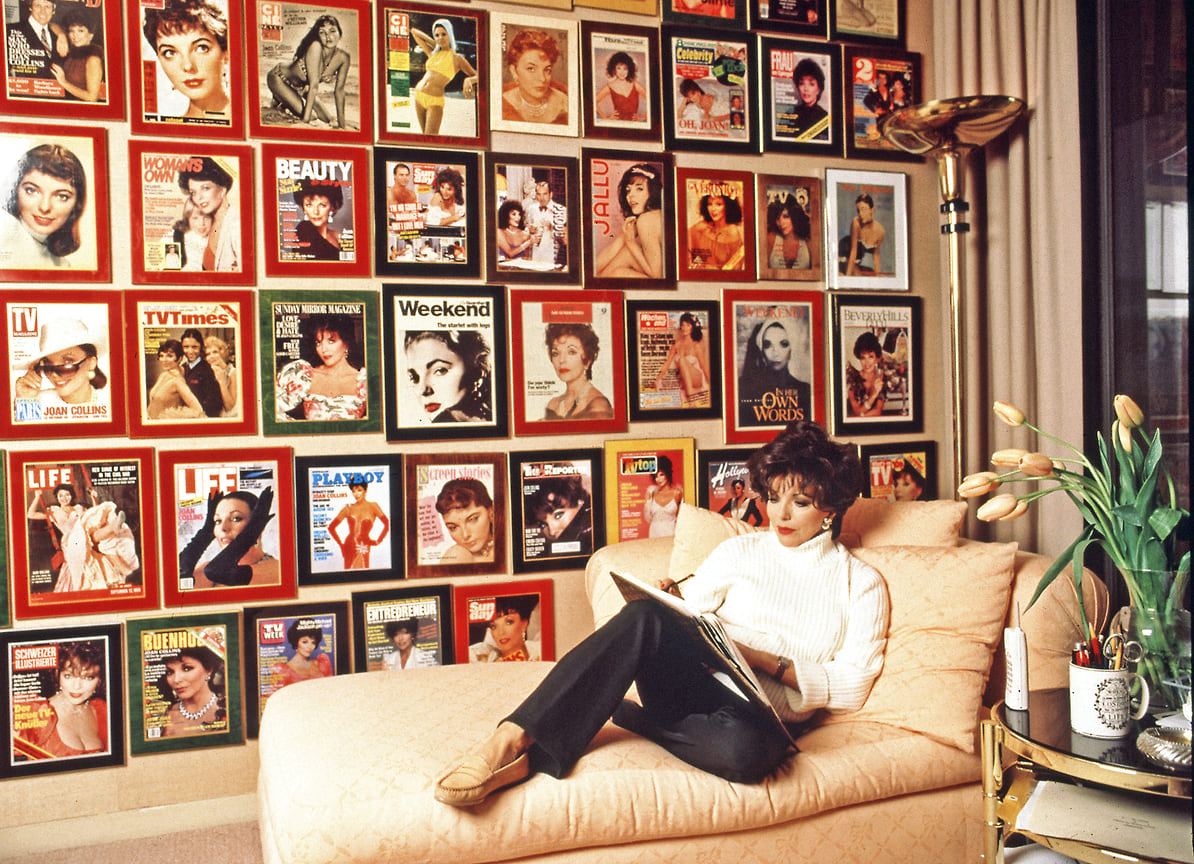 Джоан Коллинз за работой над романом в офисе своего дома в Беверли-Хиллз, 1995 год