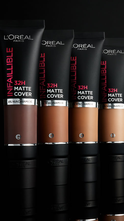 L&#39;Oreal Paris, матовая тональная основа с высокой степенью покрытия Infaillible 32H Matte Cover. В составе средства —  4% ниацинамид для снятия жирного блеска.