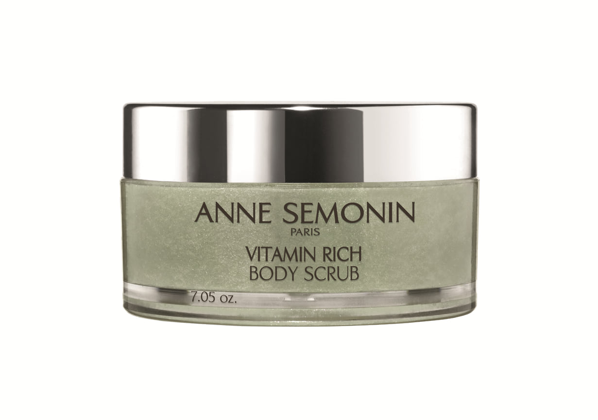 Anne Semonin, aнтиоксидантный скраб для тела Vitamin Rich Body Scrub: отшелушивает огрубевшие клетки, стимулирует процессы регенерации, выравнивает микрорельеф кожи. В составе: основа из растительных масел (семена малины, семена подсолнечника), морская соль, экстракт ацеролы.