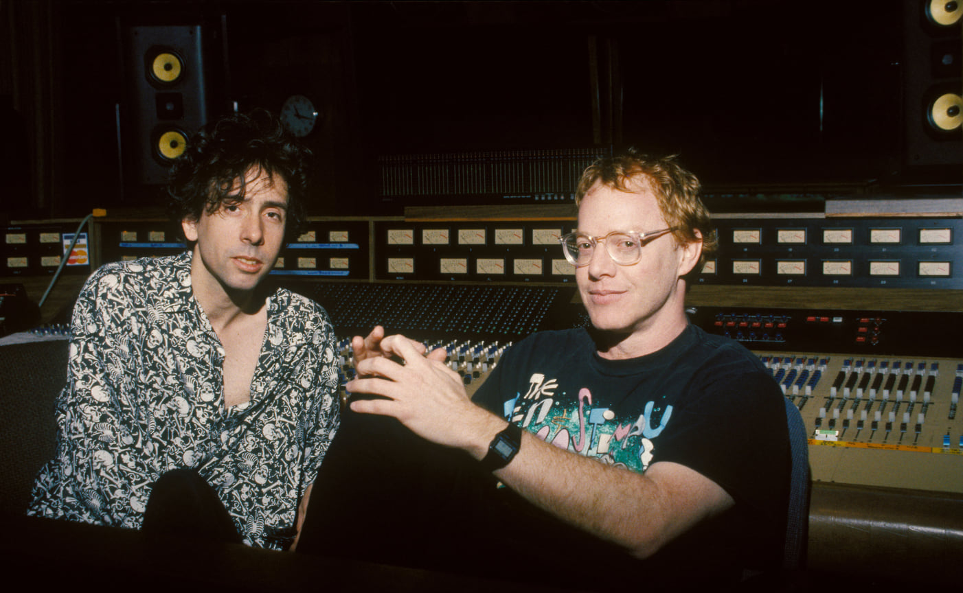 На съемках своего первого фильма «Большое приключение Пи-Ви» (1985) Бертон познакомился с композитором Дэнни Эльфманом (на фото справа), который писал музыку почти ко всем последующим картинам режиссера.
