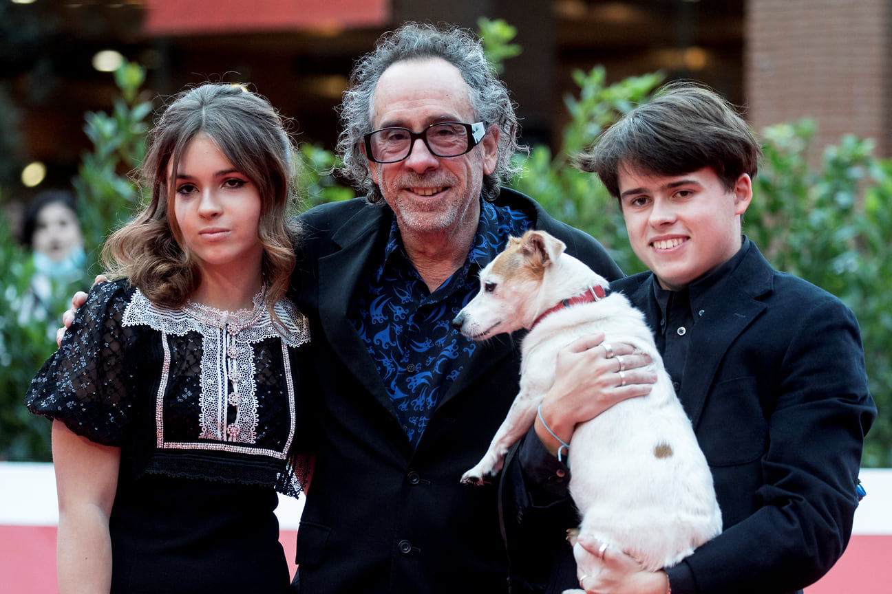 У Тима Бертона двое детей – оба от британской актрисы Хелены Бонэм-Картер. На фото: Тим Бертон с детьми Нелл Бертон и Билли-Рэй Бертон на кинофестивале в Риме, 2021 год.
