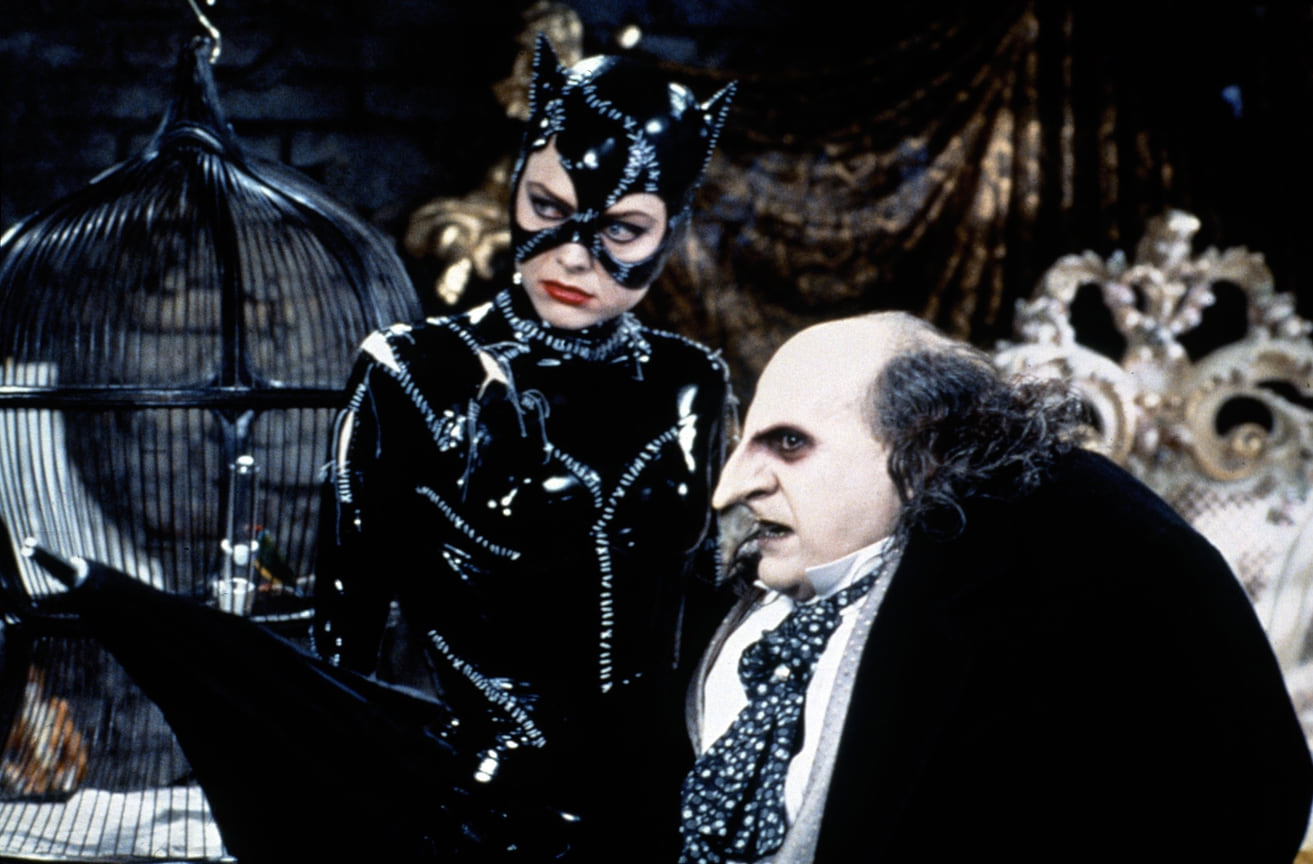 Мишель Пфайффер в роли Женщины-кошки, Дэнни Девито в роли Пингвина в фильме «Бэтмен возвращается», 1992 год. 