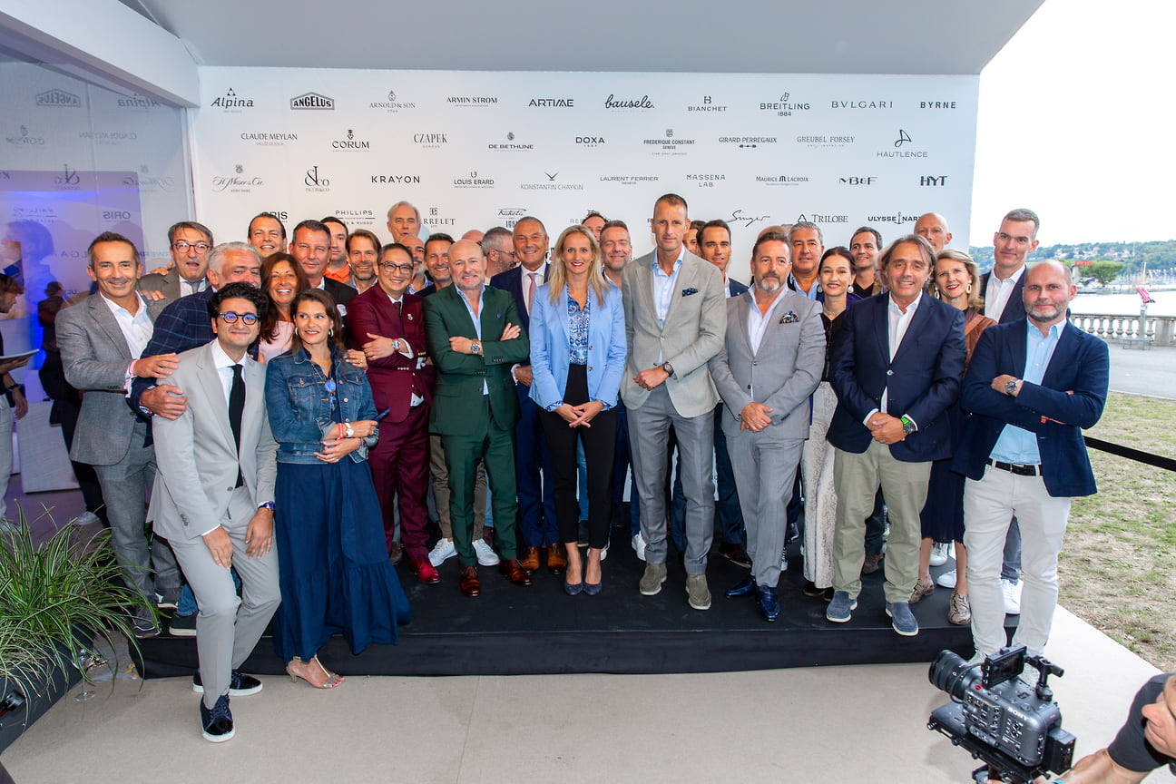 Представители 39 брендов и партнеров на сцене во время открытия четвертого часового салона Geneva Watch Days
