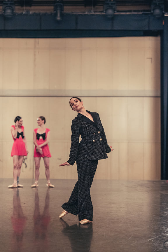Репетиция балета «Множественные особенности» в костюмах Chanel
