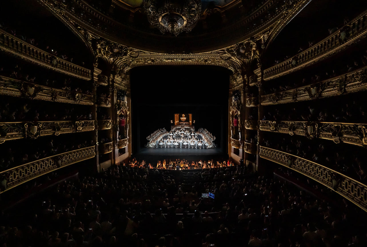 Артисты балета на финальном поклоне гала к открытию сезона в Opera Garnier 