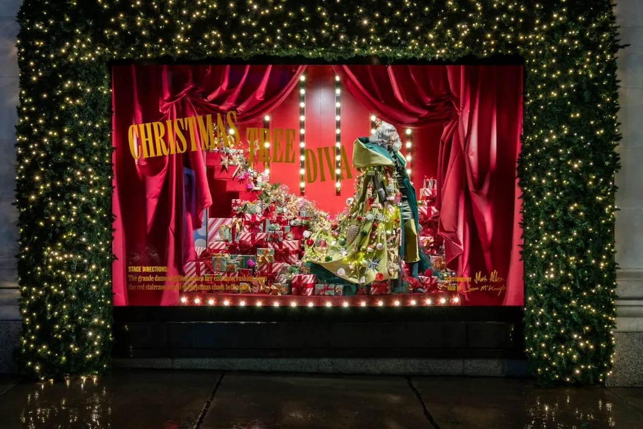 В витрине Selfridges на Оксфорд-стрит царит театральная феерия: Санта-Клаус в роли режиссера, елочная дива и снеговик в образе стендап-комика