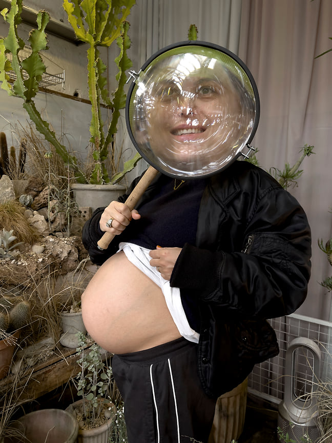 Беременная Довиль Дризите с увеличенным лицом, Лондон, 2023 год
