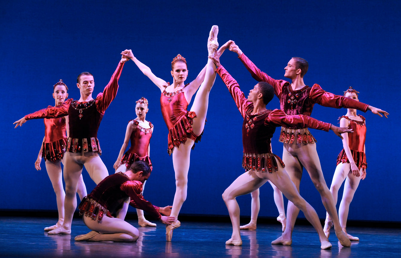 Василиса Левтонова с артистами труппы в постановке Шотландского балета Джорджа Баланчина «Рубины» в театре Сэдлерс Уэллс в Лондоне, 2009 год