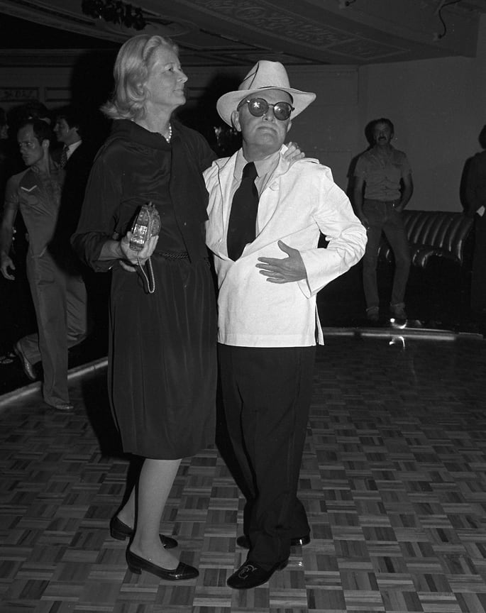 Трумэн Капоте танцует со светской львицей CZ Guest во время вечеринки по случаю повторного открытия &quot;Студии 54&quot;, 1978 год