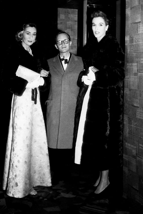 Светские львицы Джин Мюррей Вандербильт (слева) и Барбара &quot;Бейб&quot; Пейли с писателем Трумэном Капоте, около 1957 года