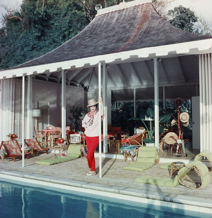 Бейб Пейли у бассейна в Раунд-Хилле, на своей вилле на Ямайке, 1959 год