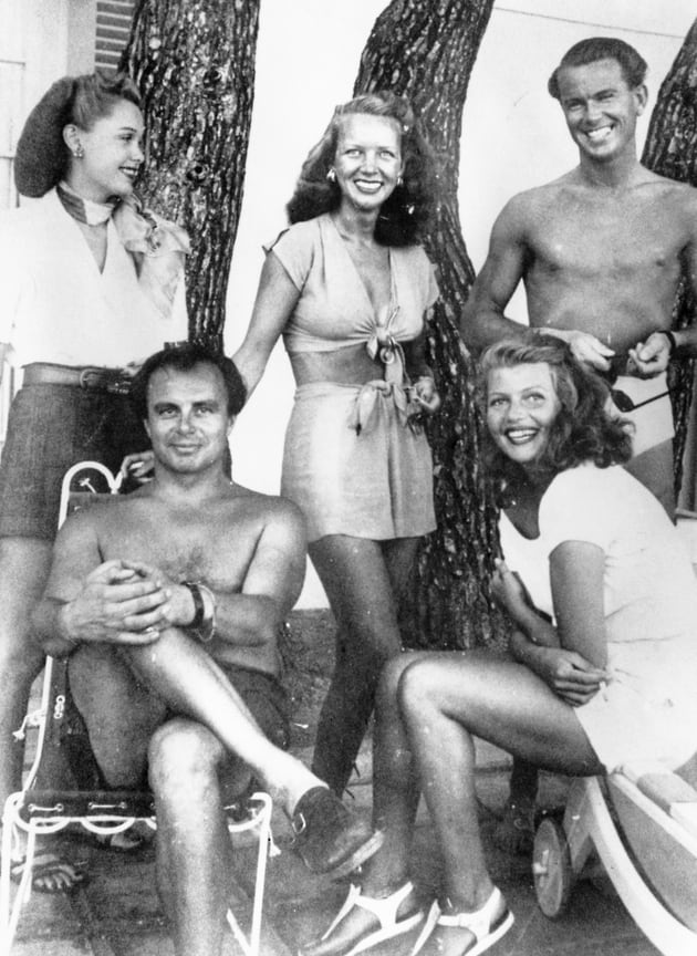 Энн Вудворд (в центре) в 1948 году в замке Горизонт, собственности принца Али Хана (внизу слева), который в следующем году женится на Рите Хейворт (внизу справа). Вверху слева - Бонни Эдвардс Мэнвилл Бэбст Уилсон Бейгел, жена кинорежиссера Чарльза Бейгела