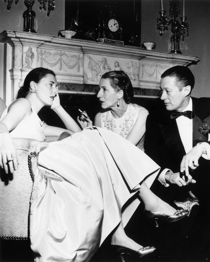 Слим Хоукс (урожденная Нэнси Гросс, бывшая жена режиссера Говарда Хоукса) беседует с редактором журнала Vogue Дианой Вриланд и ее мужем Ридом на новогодней вечеринке Китти Миллер на Парк-авеню в Нью-Йорке, 1952 год