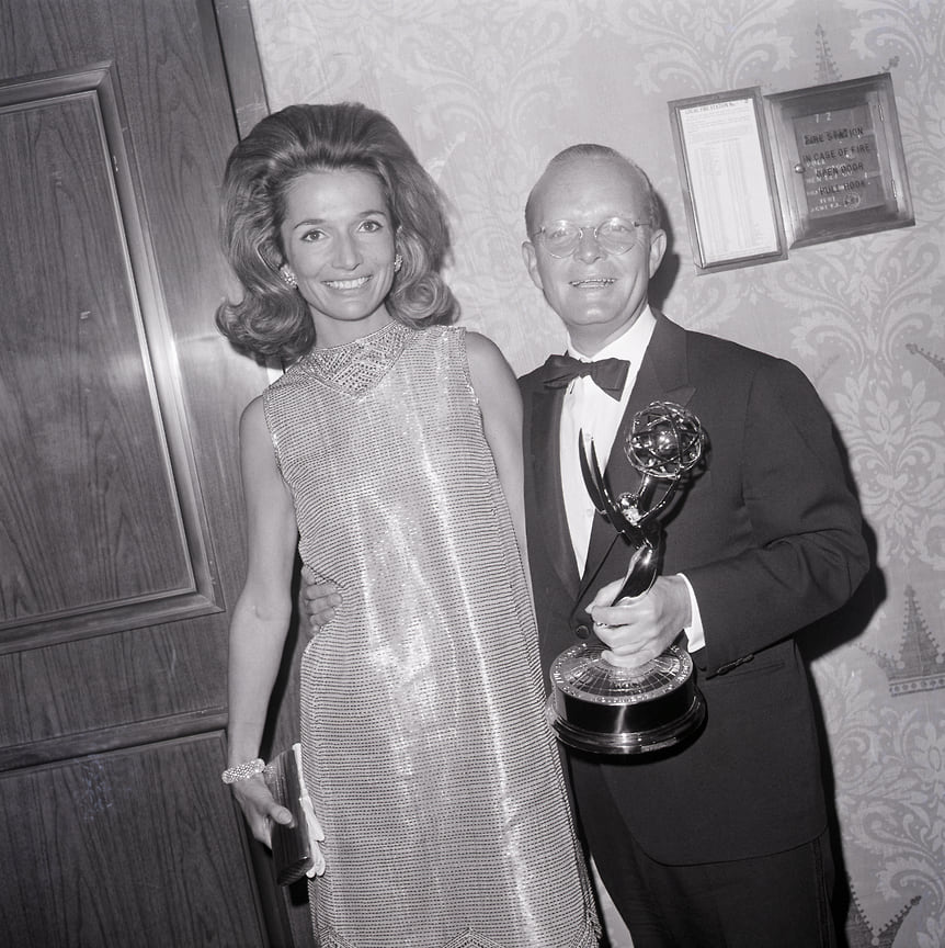 Ли Радзивилл (слева) и Трумэн Капоте позируют перед камерой на церемонии вручения премии «Эмми». Капоте получил свою премию «Эмми» в категории «Выдающиеся индивидуальные достижения» за фильм «Воспоминание о Рождестве», 1967 год