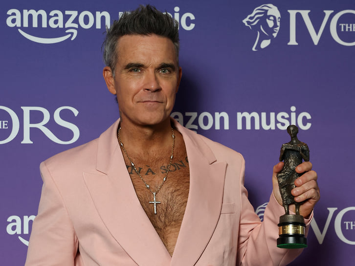 С наградой «Музыкальная икона» на церемонии вручения премии Ivor Novello Awards в Лондоне, 2025 год