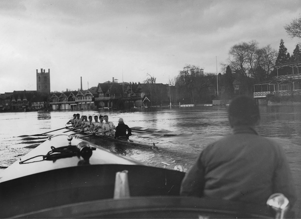 Гребец команды Оксфордского университета во время тренировки на Темзе в Хенли. 1937 год