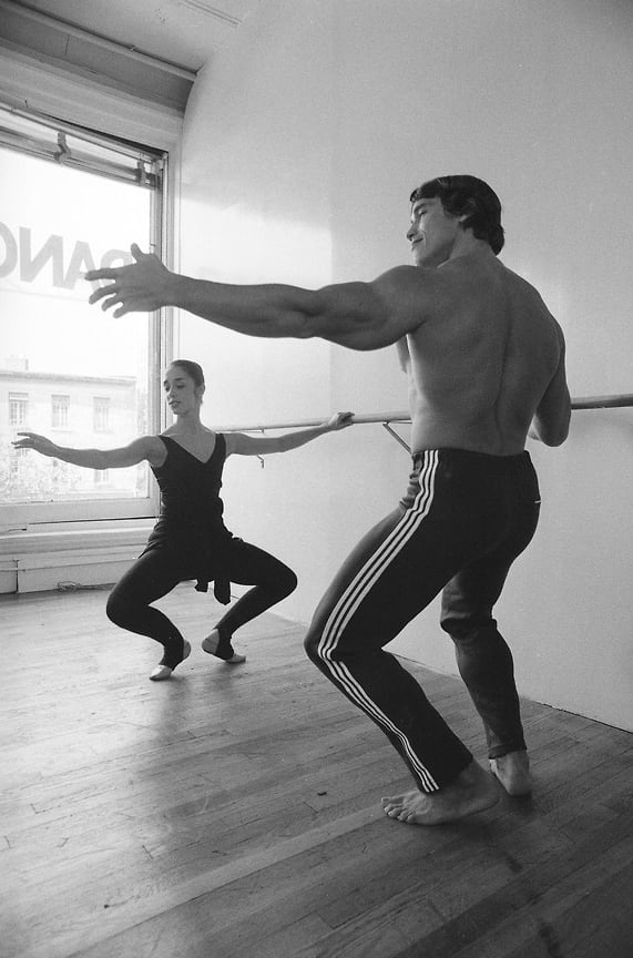 Арнольд Шварценеггер берет урок балета у танцовщицы Марианн Клэр во время съемок фильма (1976)