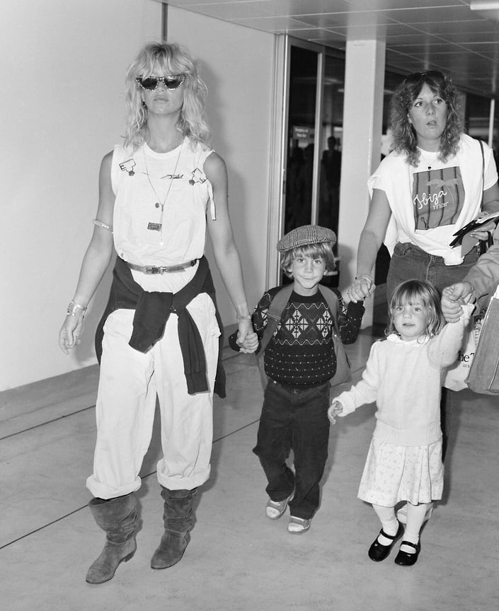 Кейт с детства была близка к Голливуду. Она родилась в семье певца Билла Хадсона и актрисы Голди Хоун, которые, правда, развелись вскоре после рождения дочери. На фото: Голди Хоун с сыном Оливером и дочерью Кейт в лондонском аэропорту Хитроу, 1982 год
