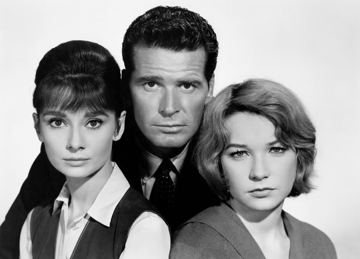 Слева направо: актеры Одри Хепберн, Джеймс Гарнер и Ширли Маклейн на рекламном постере к фильму «Детский час» (1961)