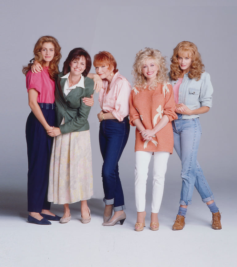 Слева направо: актрисы фильма  «Стальные магнолии» (1989) Джулия Робертс, Салли Филд, Ширли Маклейн, Долли Партон и Дэрил Ханна 