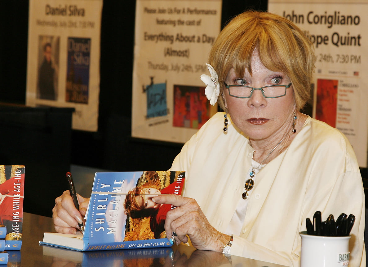 Маклейн написала 15 книг, многие из которых стали бестселлерами &lt;br> На фото: актриса на автограф-сессии своей книги «Обретая мудрость с возрастом», 2008 год
