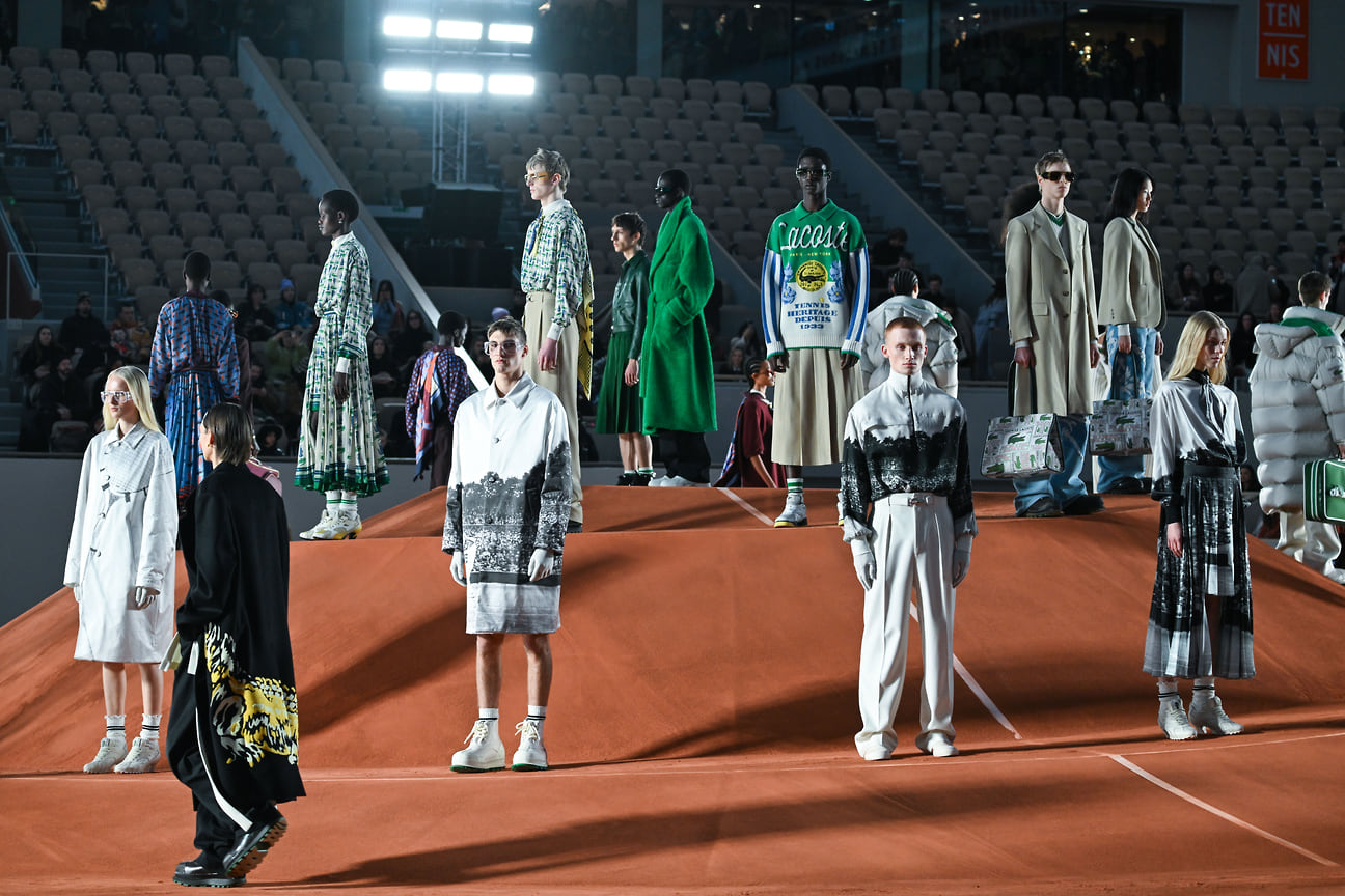 На сегодняшний день бренд Lacoste создает одежду для мужчин и женщин, аксессуары и парфюм. Ежегодная прибыль марки составляет примерно €3 млрд. &lt;br> На фото: показ  Lacoste осень/зима 2024-2025 в рамках Парижской недели моды