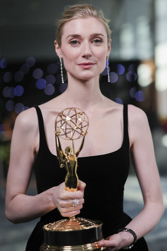 Элизабет Дебики в Dior, в украшениях De Beers и ювелирных часах Vacheron Constantin