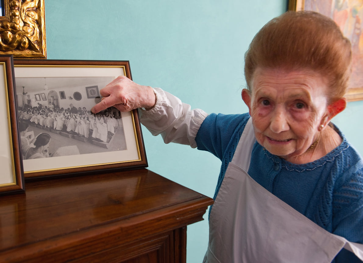 95-летняя кружевница Эмма Видаль запечатлена на старой фотографии в Музее кружева, где располагалась историческая школа кружевоплетения, 2011 год