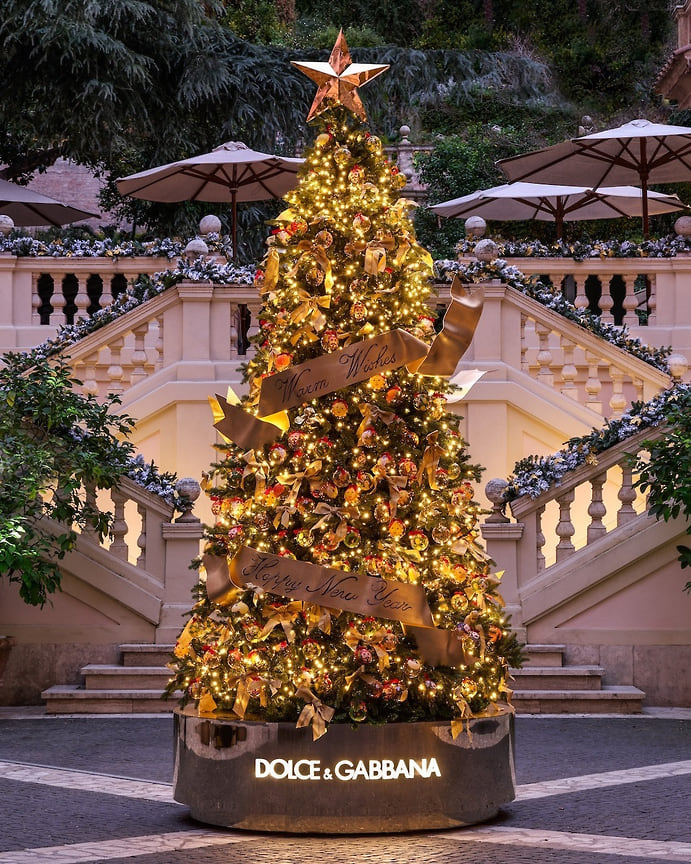 Новогодняя вечеринка в платье Dolce Gabbana всегда роскошна. Особенно, если это Новый год в Hotel de Russie в центре Рима — сверкающая золотыми огнями елка встречает гостей во внутреннем дворике
