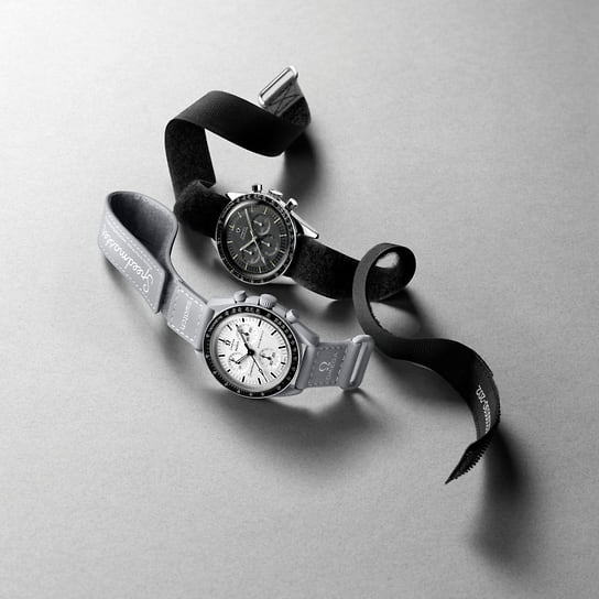 Часы Omega x Swatch Bioceramic MoonSwatch 1965 и часы Omega Speedmaster