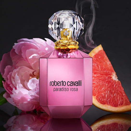 Roberto Cavalli, женский аромат Paradiso Rosa. Ноты: малина, розовый грейпфрут, бергамот, розовый перец, розовый пион, жасмин, цветочные ноты, кокосовое молочко, мускус, бензоин, сандал