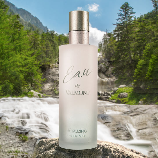 Valmont, витализирующая дымка для тела с узнаваемым ароматом Eau by Valmont: восстанавливает, придает энергии. В составе: цветочная вода эдельвейса, хвойные гидролаты, ледниковая вода швейцарских Альп