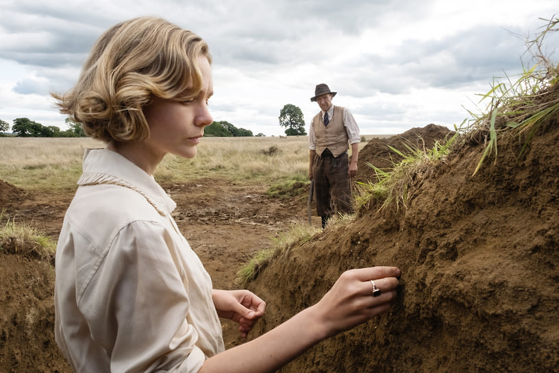 С Рэйфом Файнсом в фильме «Раскопки» (2021)
