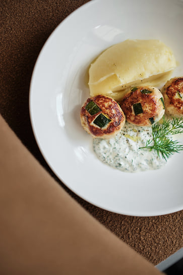 Польпетте с цукини, картофельным пюре и соусом дзадзики