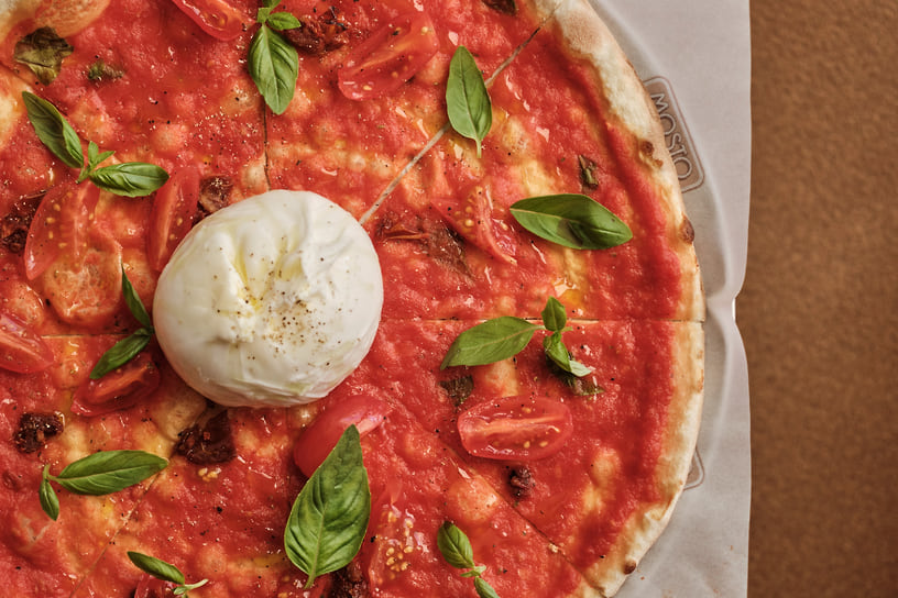 Пицца с бурратой и томатами