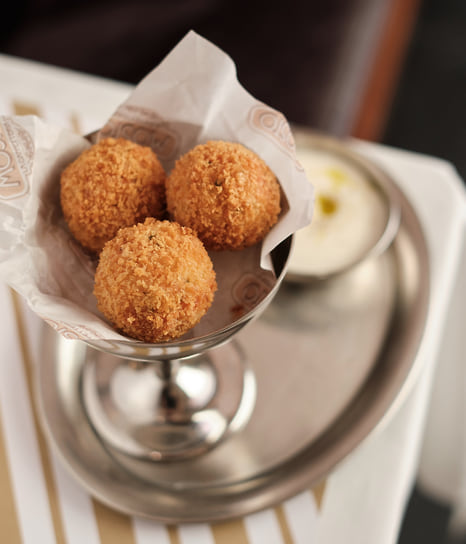 Аранчини с томатами и сыром скаморца