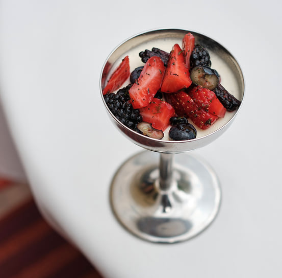 Ягодная мачедония с мороженым