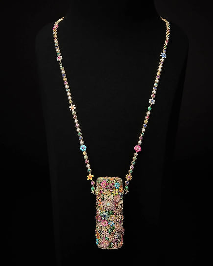 Фтуляр Dior Rouge Premier можно носить на шее как сотуар