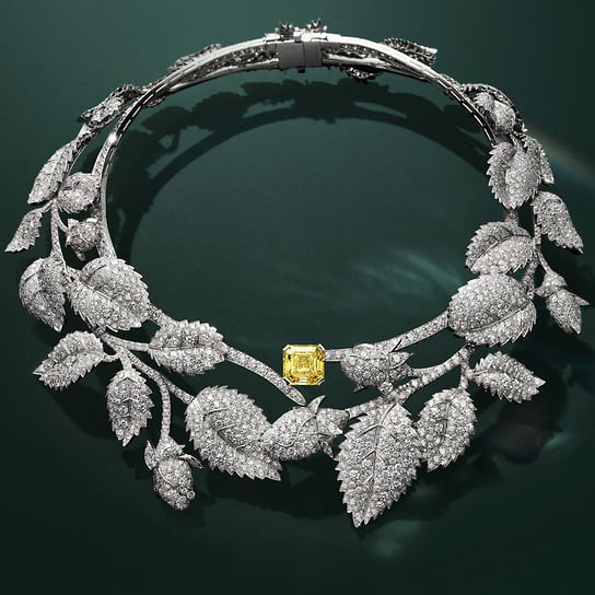 Колье Wild Rose из коллекции Jewels by Nature c 8-карантным желтым изумрудом, Chaumet
