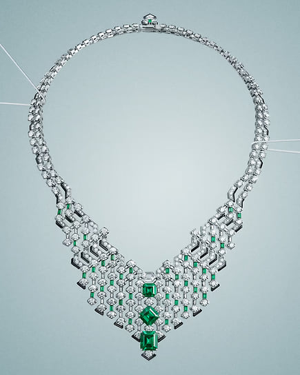 Колье Traforato из коллекции En Equilibre с тремя колумбийскими изумрудами, Cartier