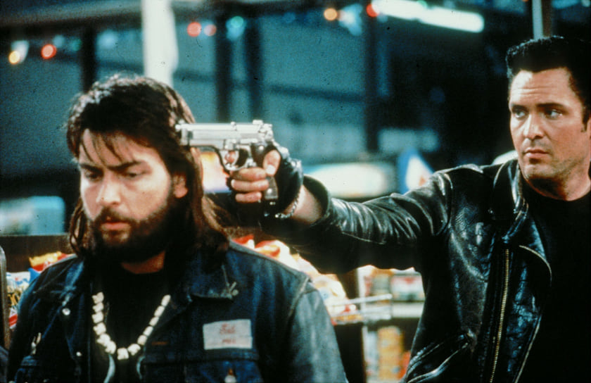 Кадр из фильма «За пределами закона» (1992)
